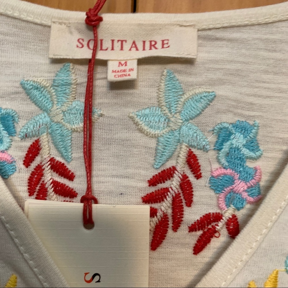 Solitaire Embroidered Top Size Medium NWT - Picture 3 of 7